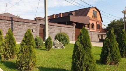 Дом 300 м кв. на участке 8.5 сот.  Армавир