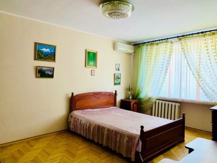 Продаю 2х комнатную квартиру, 70 м кв., 3/9 эт.  Армавир