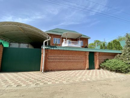 Дом 167 м кв. на участке 5 сот.  Армавир